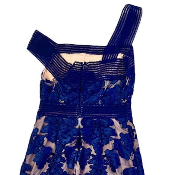 Alice McCall Asymetrical Shoulder Lace Pattern Midi Dress - Picture 8 of 11